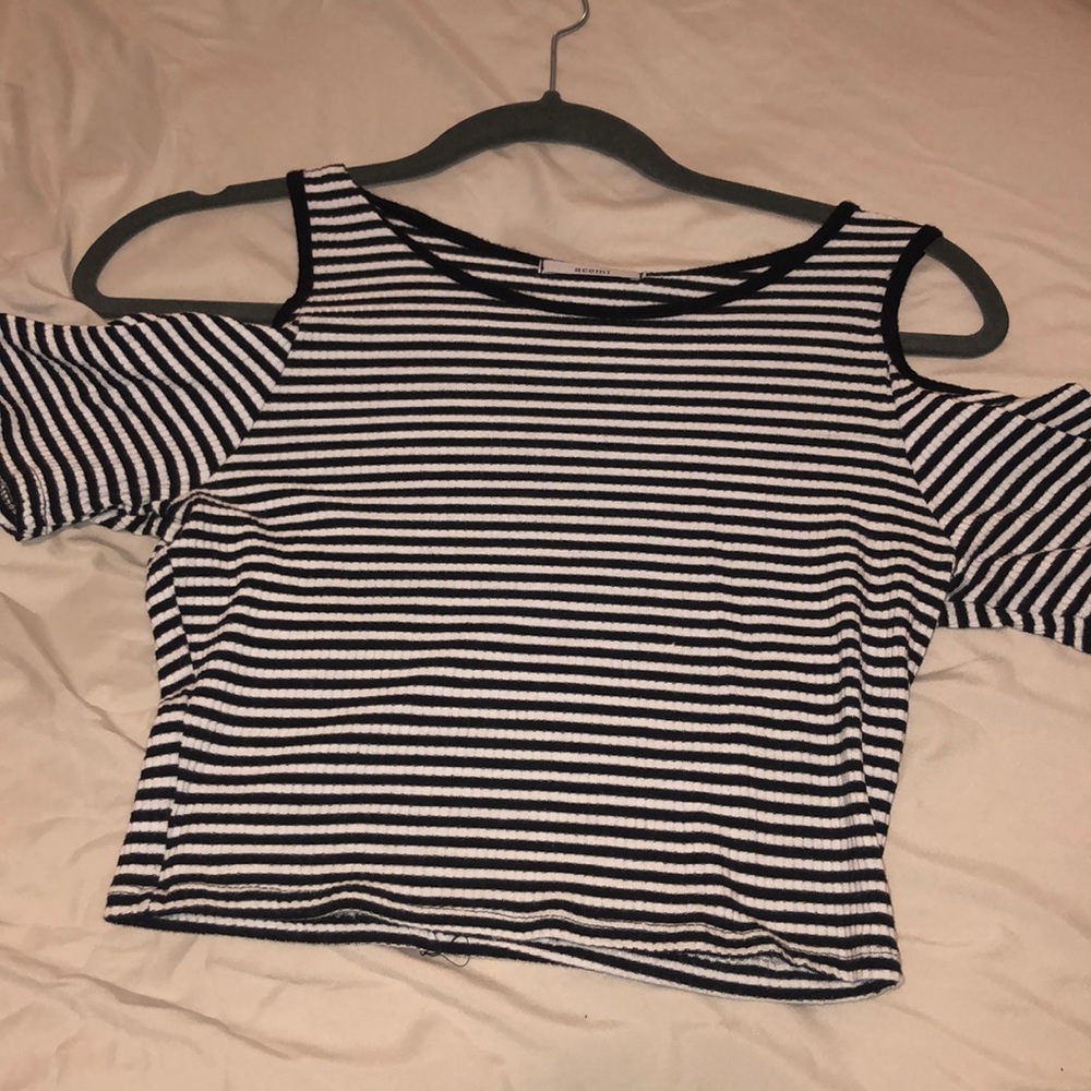 ❤️4/$10 striped crop top with cut out sleeve
